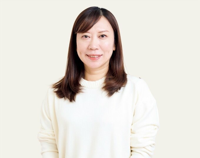 白い服を着たミディアムヘアの女性