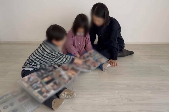 アルバムを見る親子