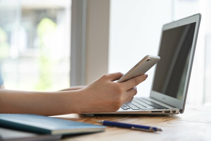 スマホを見る女性