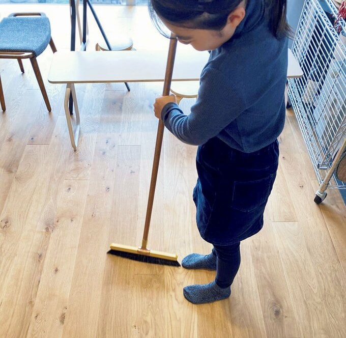 ほうきをかける子ども
