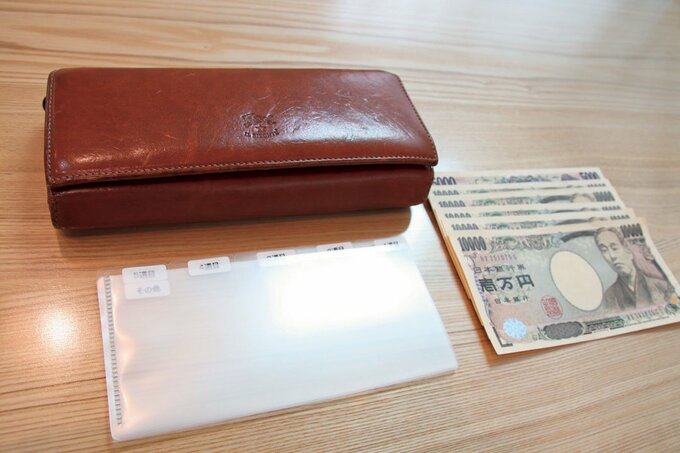 財布の中がすっきり 貯め上手が使う100円クリアホルダー Esseonline エッセ オンライン