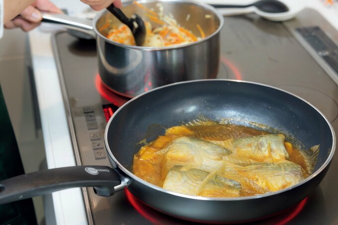 フライパンや鍋で食材を調理する