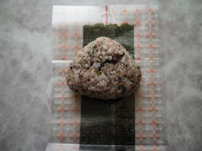 フィルムののりの上におにぎり