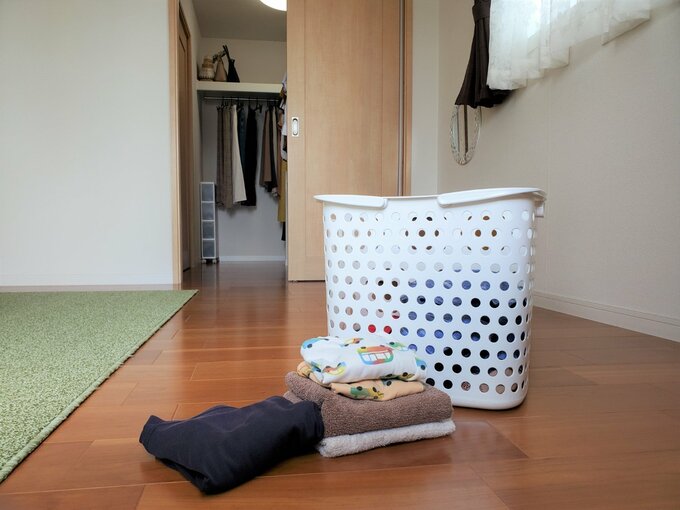 バルコニーのある洋室