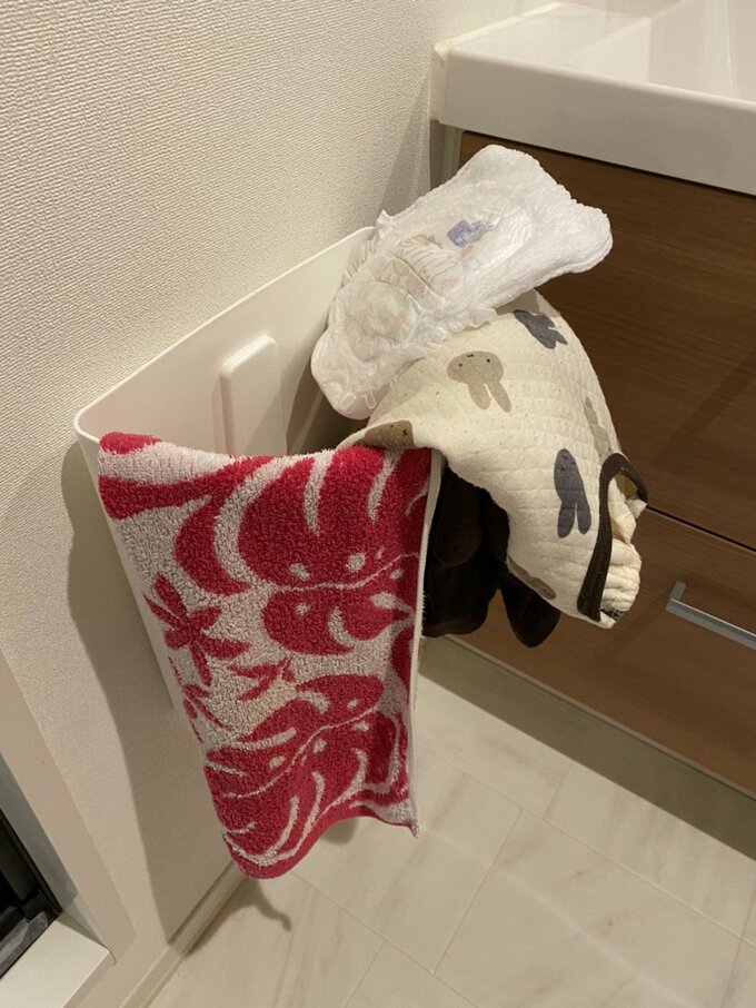 脱衣所で着替えを入れた壁かけ収納ボックス