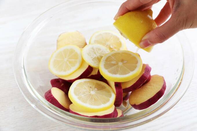 サツマイモにレモンをかける