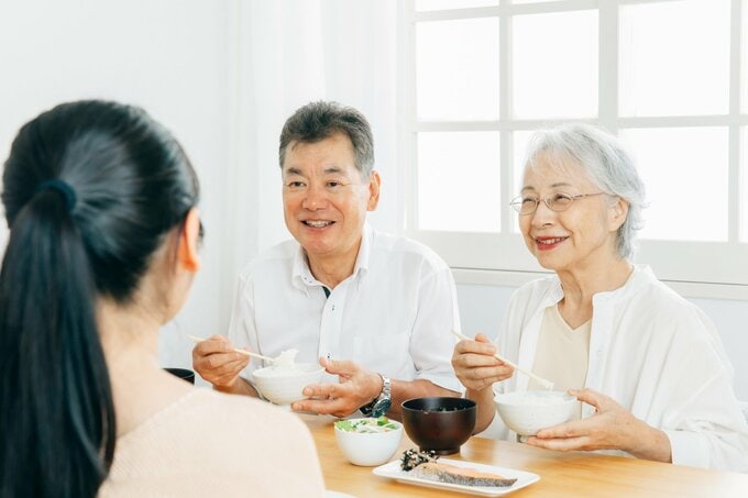 帰省して親と食事をする