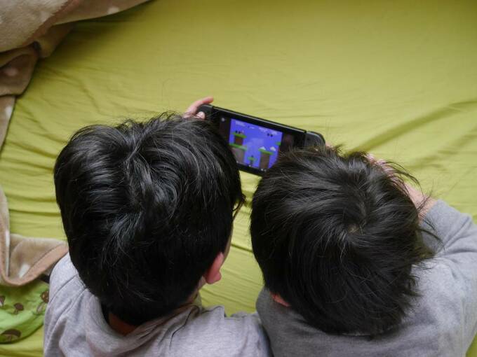 スイッチでゲームをする子ども