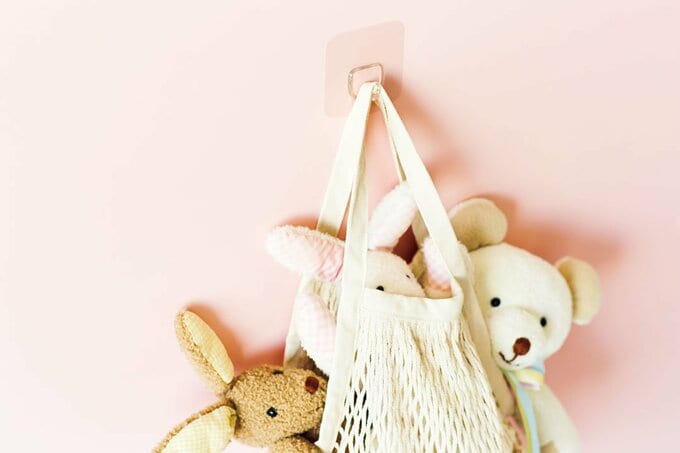 吊り下げられたぬいぐるみ