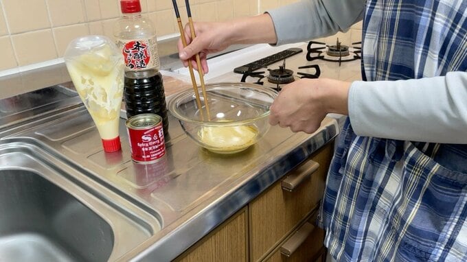 調味料を使って調理
