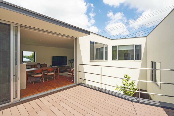 2階テラスからLDKと中庭を見たところ