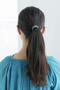 毛束は、中心から少しずらしてゴムで結ぶ