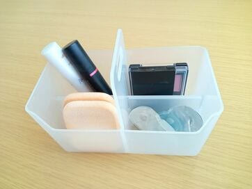 セリアの「持ち手付き洗面台収納BOX」が大活躍。ごちゃつく化粧品サンプルやコンタクトもすっきり