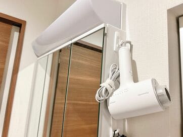 ドライヤーの収納の「すっきり見せ＆使いやすさ」をかなえる。100円グッズで即簡単