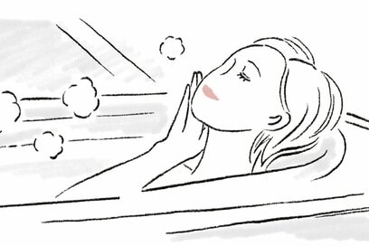 大人のむくみ解消に効果抜群の簡単習慣6つ。座ったままできるお手軽ストレッチ、入浴のコツも