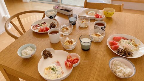 朝食はメニュー固定、まとめ買いはしない。40代・2児の母「やめてラクになった」食事づくりの習慣3つ