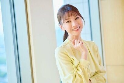 56歳・君島十和子さんが振り返る共働き子育て。「子どもは意外と親の『手抜き』を気にしてない」