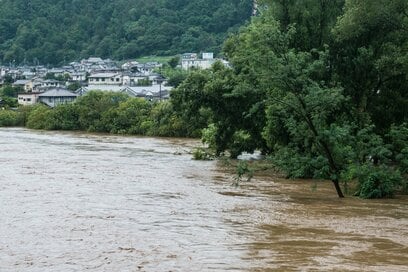 夏の水害が多い今、私たちができる備え。「電気が使えなくなったとき」救いになるもの