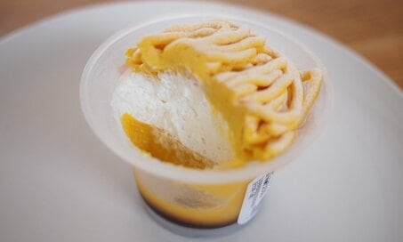 想像を超えたファミマの「モンブランプリン」vsクリームぎっしりローソンの「栗づくしタルト」