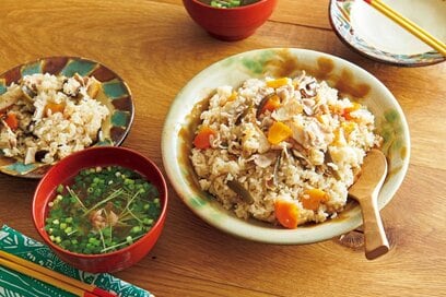 具だくさんの沖縄風炊き込みご飯。スピーディーに秋らしい献立に