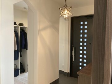 玄関に家族それぞれの収納がある間取り。外出がラク、リビングへの持ち込みなし