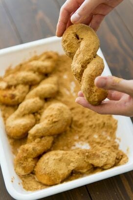 懐かしい給食の「きなこ揚げパン」をフライパンで再現！ネジネジおいしいよ