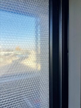 節約・時短に役立つ100円ショップのアイテム6選。「窓ガラス断熱シート」で寒さを防ぐ