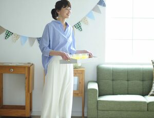 前だけインして衿を抜くのが、最旬スタイル