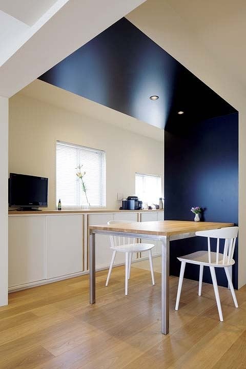 黒に近い塗装で空間を引き締めたダイニング