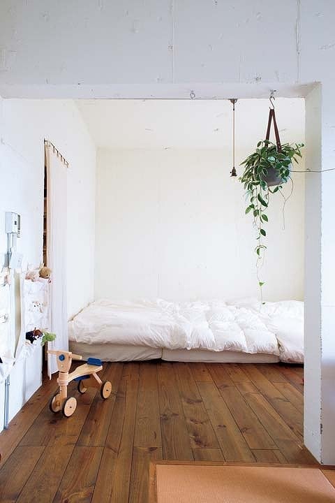 ローベッドを置いたシンプルな寝室