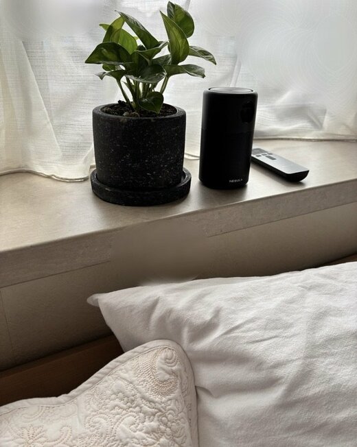 わが家ではプロジェクターを愛用。ベッド前の白い壁に映像を映して楽しんでいます