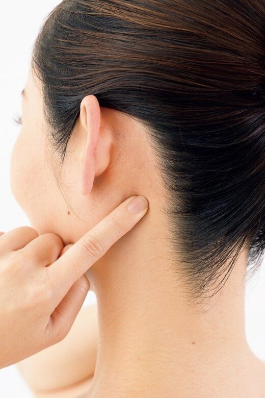 安眠のツボを押す女性