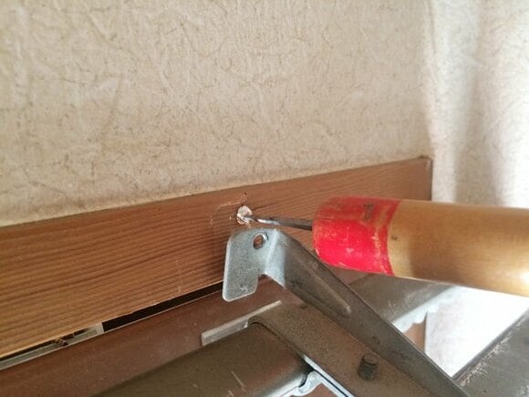 楊枝でふさがった穴にキリを入れ、穴をあけます