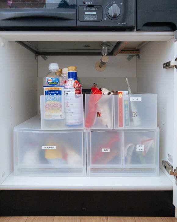 ケースに調味料など