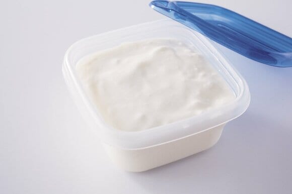 【ヨーグルト】甘味を加えて分離防止。乳酸菌も生きたまま