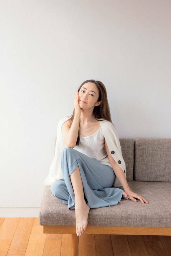 ソファに座る女性