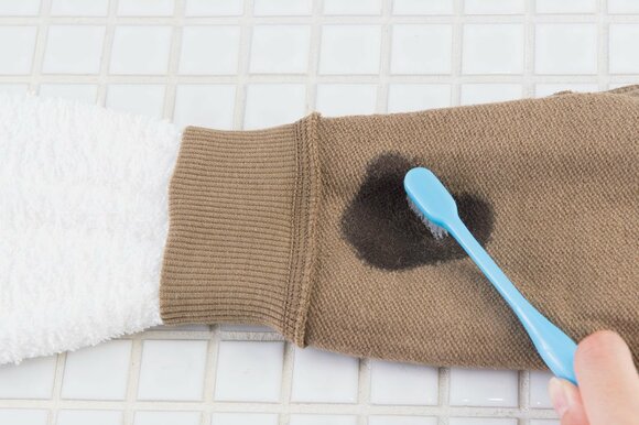 歯ブラシで押し付ける