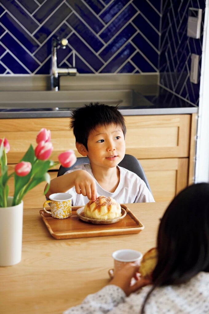 テーブルの真後ろがシンク