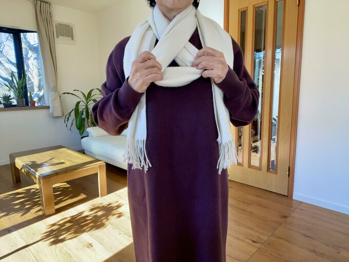 (2)首元の輪を引っ張り、一回ねじる。