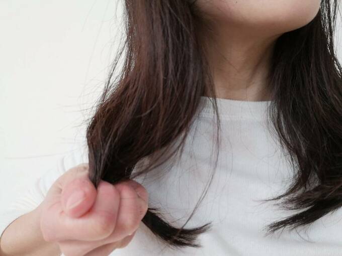 右の髪を触る様子