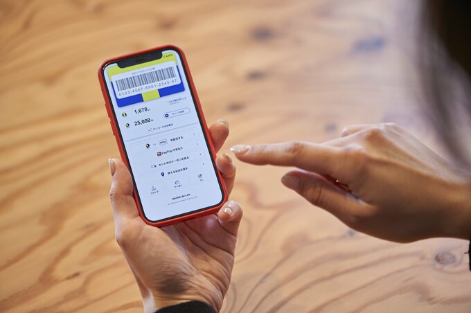スマホを触る女性