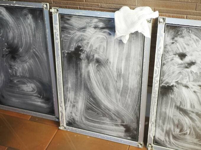 体を洗うようにごしごしと網戸を洗う