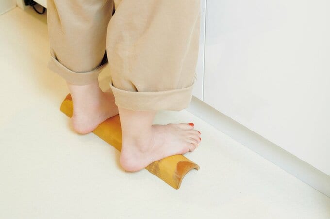 青竹で足をほぐす様子