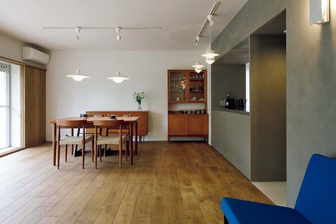 木の家具が並ぶ無垢の床材を採用したダイニング