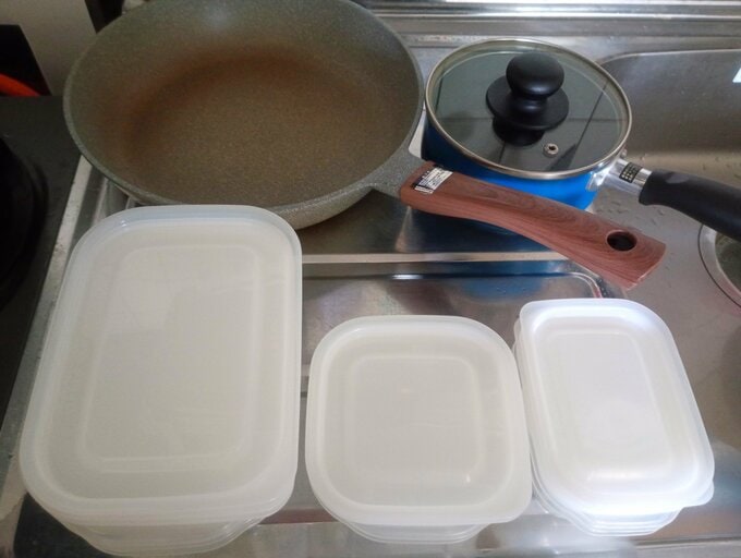 手前は100均でそろえた「とにかく洗いやすい保存容器」シリーズ。奥はフライパンと小鍋