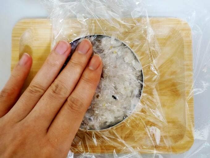 つめたものに上からぎゅっと押す