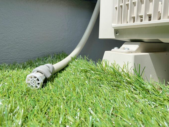 エアコン室外機用の防虫キャップを設置