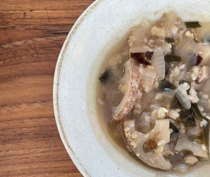 お皿に盛った雑穀スープ