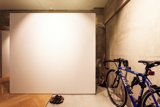 玄関の正面に間仕切り壁を設けて、玄関側と部屋側の両方から出入りができる収納を造作