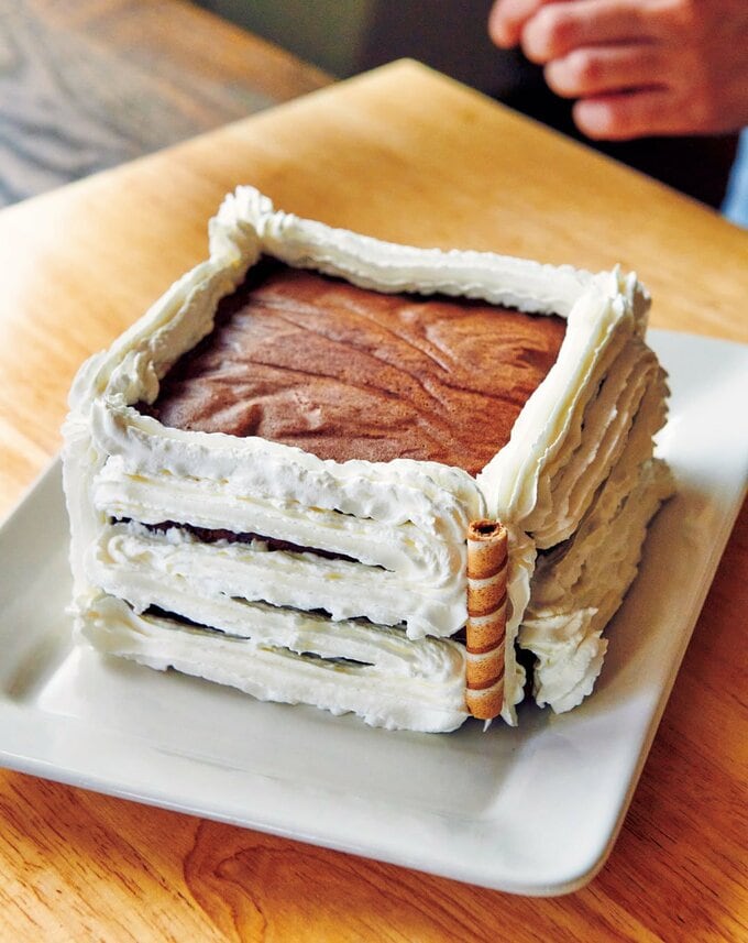 側面にホイップクリームを絞り出す